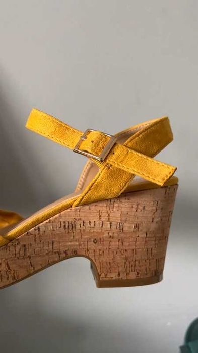 Buty na koturnie żółte, korek