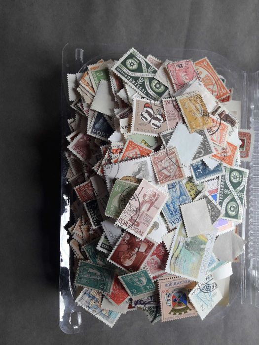 Caixa de mais de 2000 selos Portugal e Colónias