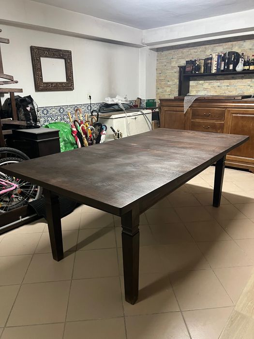 Mesa, 10 cadeiras e 2 cadeirões em madeira maciça de castanho