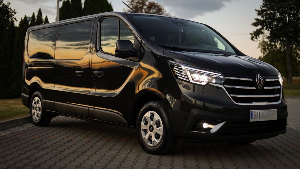 Wynajem busów busa Renault Trafic Czarny VIP 9 osób Wesele Urodziny 18