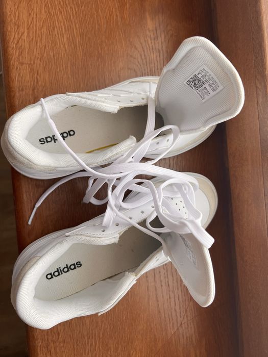 Білі шкіряні кросівки Адідас. Adidas. Courtblock