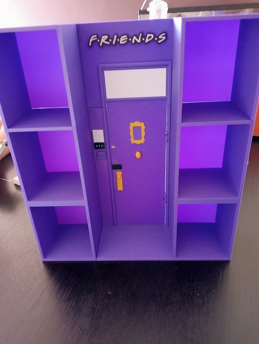 Porta para exposição das figuras Friends