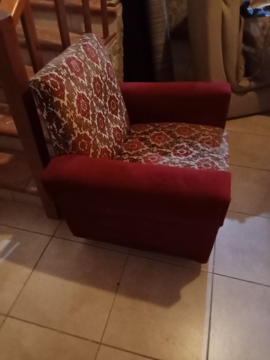 Sofá individual ou poltrona clássica estampado vermelho e bege