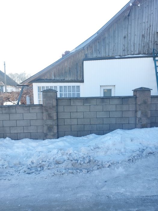 Цегляний будинок з надвірними спорудами