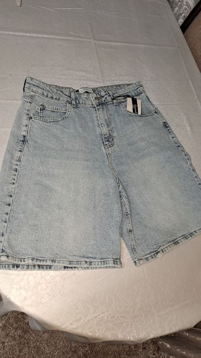 Стильні джинсові шорти-бермуди 
Ціна: 1200 грн