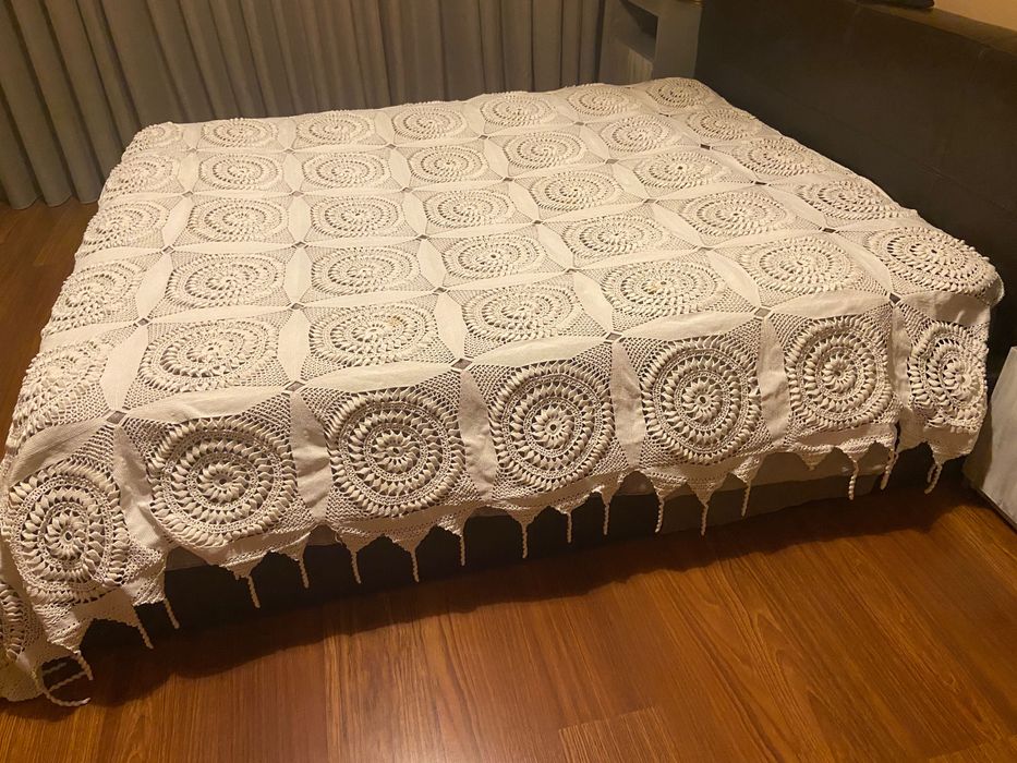 Colcha de renda feita á mão. Medidas 2.00x2.20