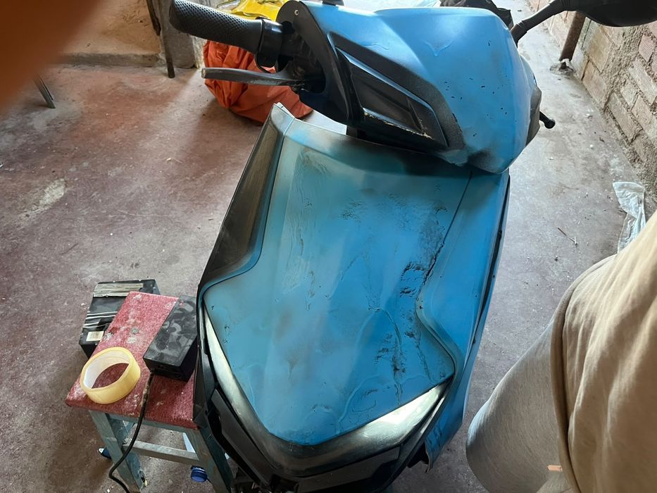 Um motor elétrico em bom estado, com baterias internas e outra bateria amovível e recarregável, além de dois carregadores.