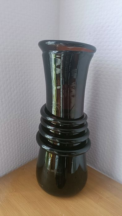 Wazon z ciemnego szkła