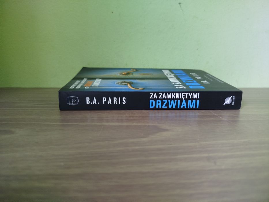 Za zamkniętymi drzwiami