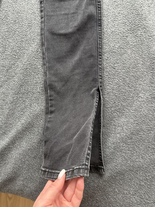 Джинсы клеш внизу с розрезами