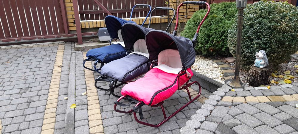 Sanki z pchaczem, budką i ciepłym śpiworkiem.
