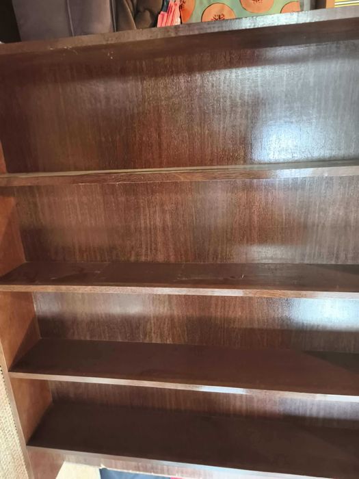 Estante em sucupira brasileira