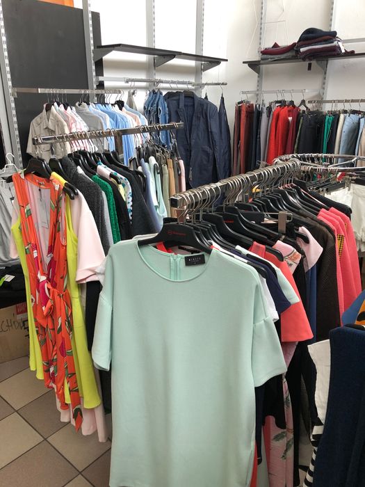 Odzież sukienki bluzki spodnie swetry