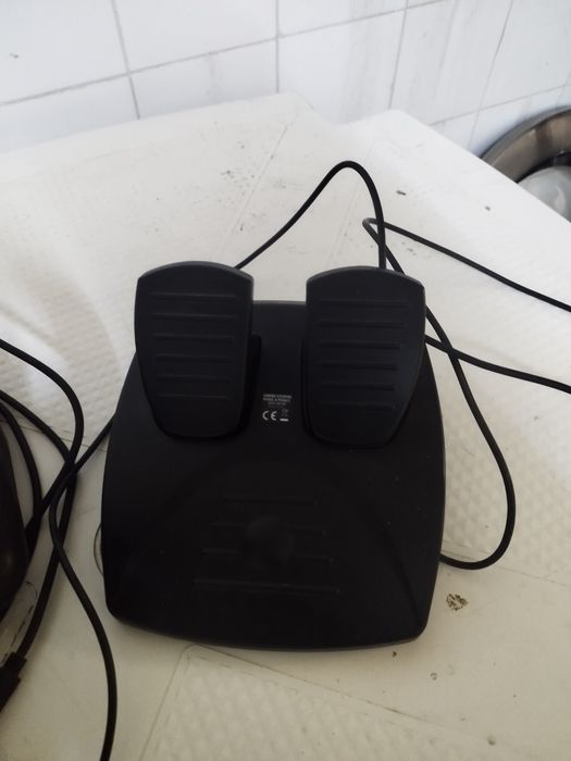 Volante com mudanças e pedais