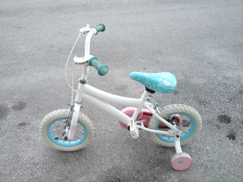 Bicicleta de criança com rodinhas em bastante bom estado p/desocupar