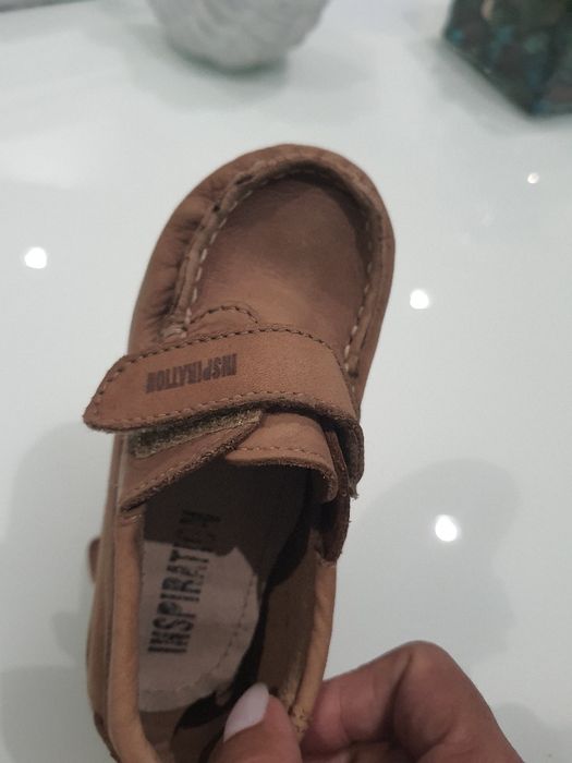 Sapatos de vela em pele com velcro