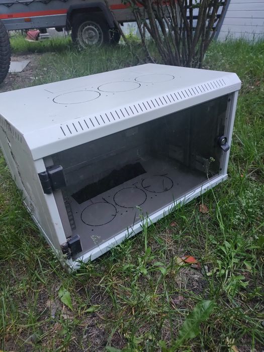 Szafa typu rack do urządzeń sieciowych monitoringu