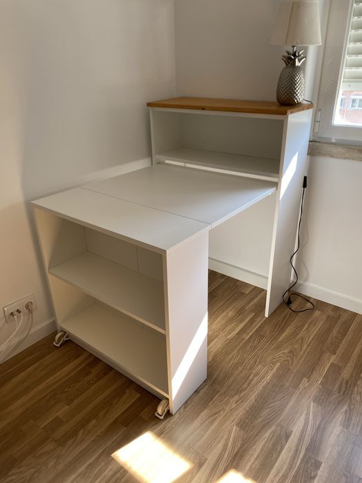 Estante Billy extensivel com mesa de trabalho