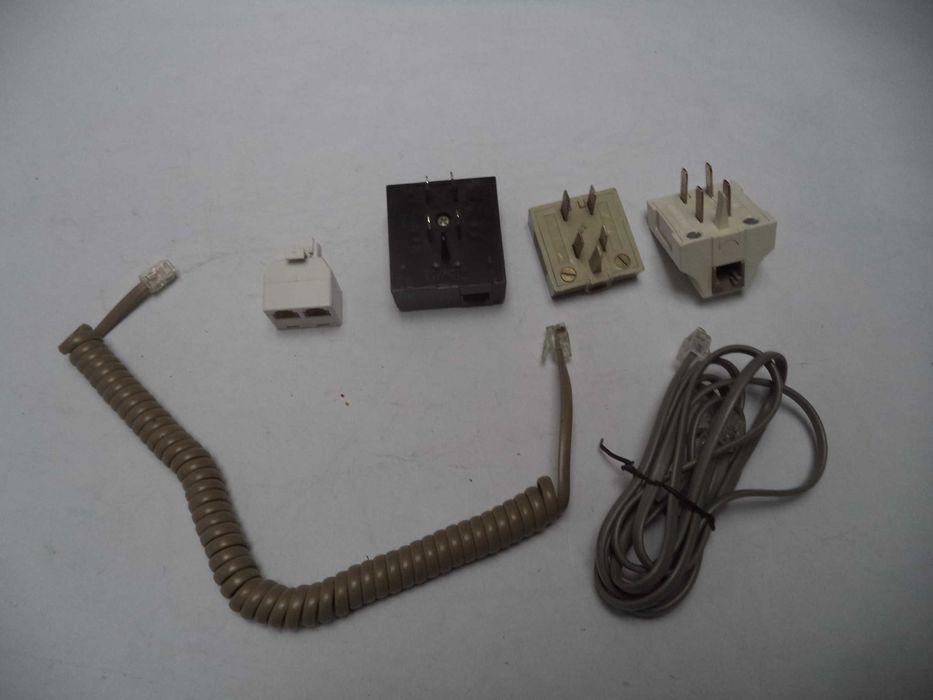 Zestaw wtyczek i kabli telefonicznych analogowych