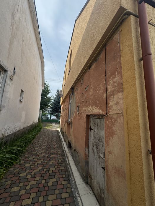 Продаж: частини будинку   з гаражем у центрі Ужгорода терміново