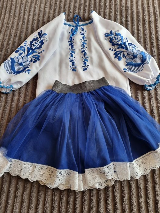 Вишиванка і спідничка