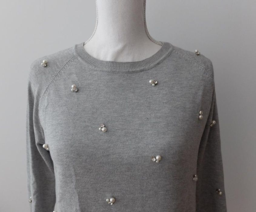 Blusa cinza com pérolas Zara
