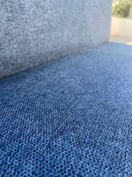 Vendo sofá/banco corrido em tecido texturado na cor Azul Navy (azul-escuro).