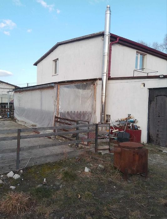 Продаж двоповерхового будинку