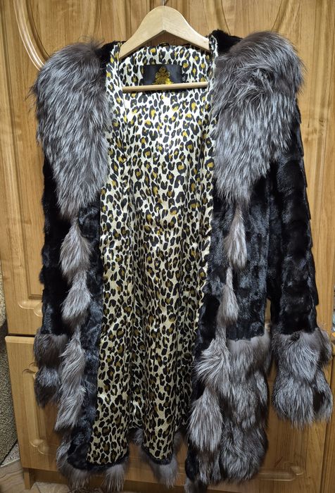 Шуба з натурального хутра (з чорнобурки та песця) з поясом. Розмір М