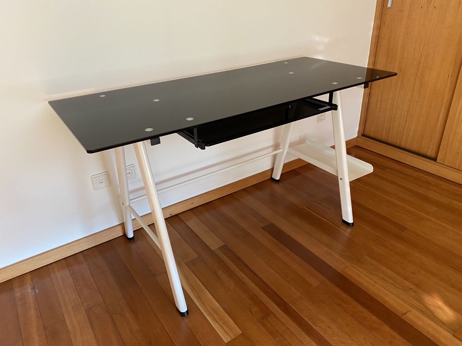 Secretaria com tampo em vidro