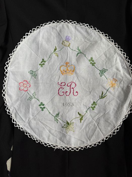 Серветка кругла вінтаж коронація  Єлизавети 2 1953 рік вишивка