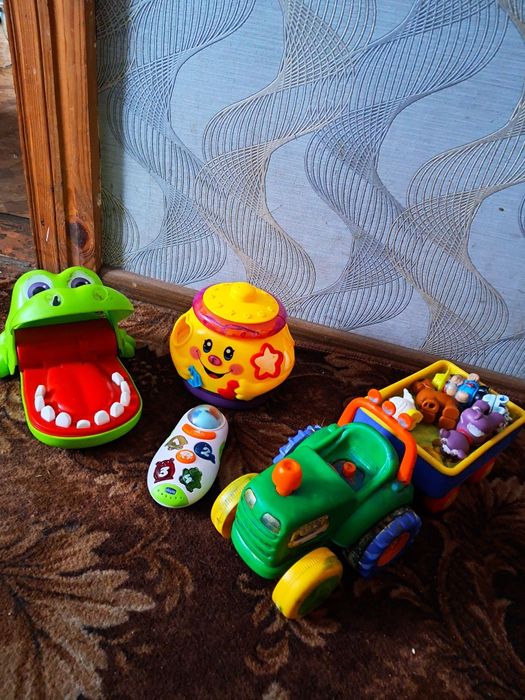 Іграшки, трактор з прицепом з фігурками