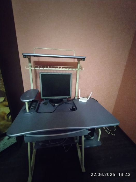 Продам компьютерный стол
