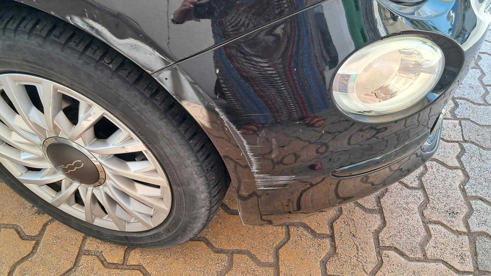 Fiat 500 preto com teto panoramico