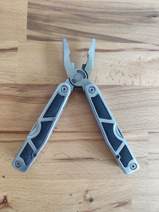 Używany Multool z pokrowcem