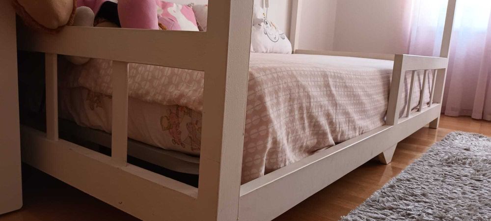Cama de Criança em forma de Casinha com Estrado e Colchão