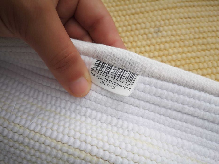 Tapete de pano branco e amarelo