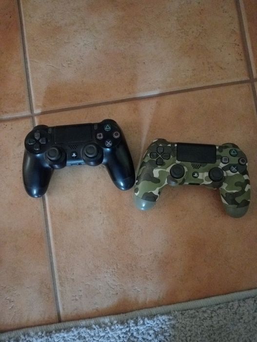 PlayStation 4 1TB com dois comandos