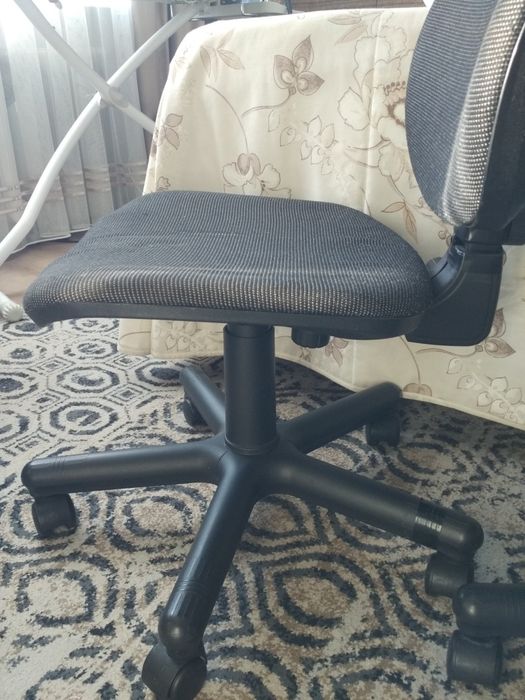 Два офісні, комп'ютерні крісла