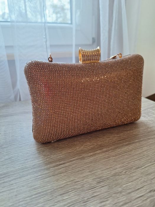 Złota kopertówka na krótkim łańcuszku