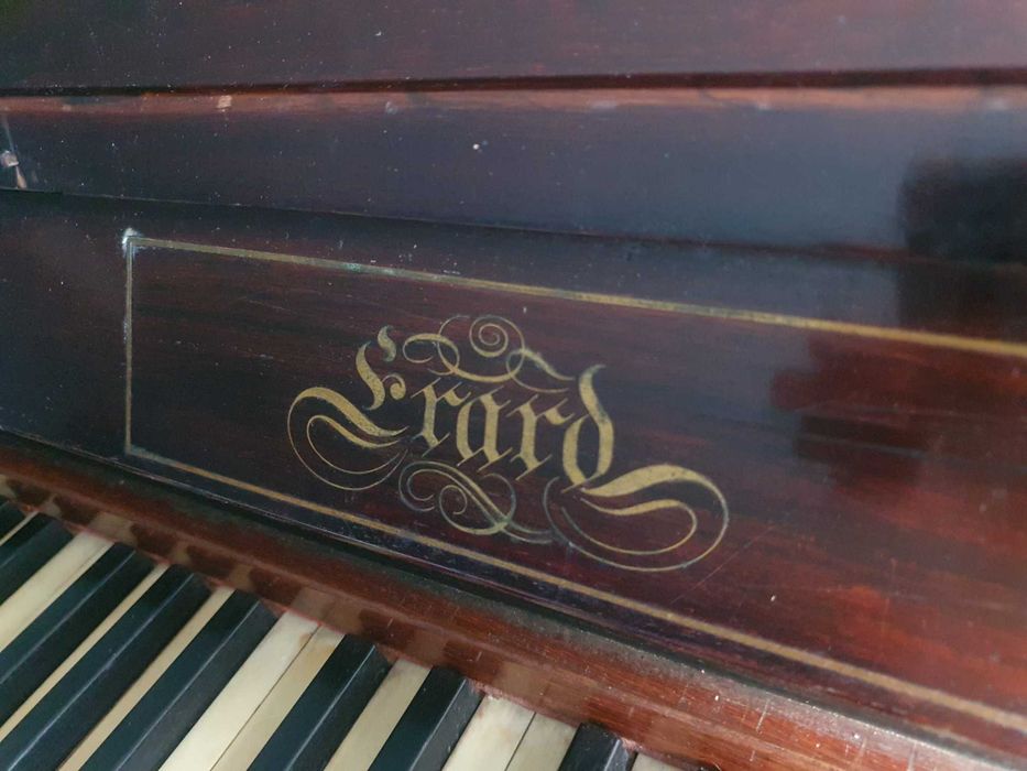 Piano Erard de parede