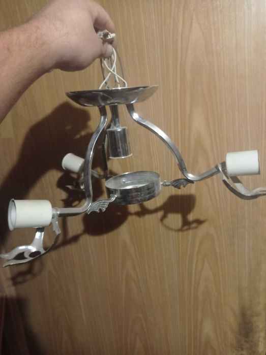 Продам люстру на 3 плафона