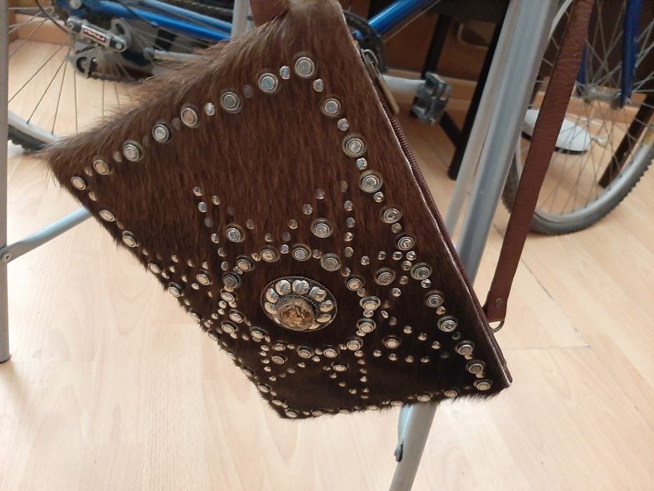 Mala em pele, à tiracolo, c/ incrustações