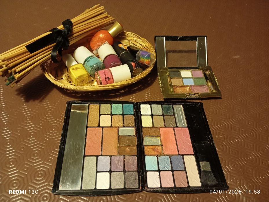 Cesta de palha/vernizes/sombras/paus perfumados
