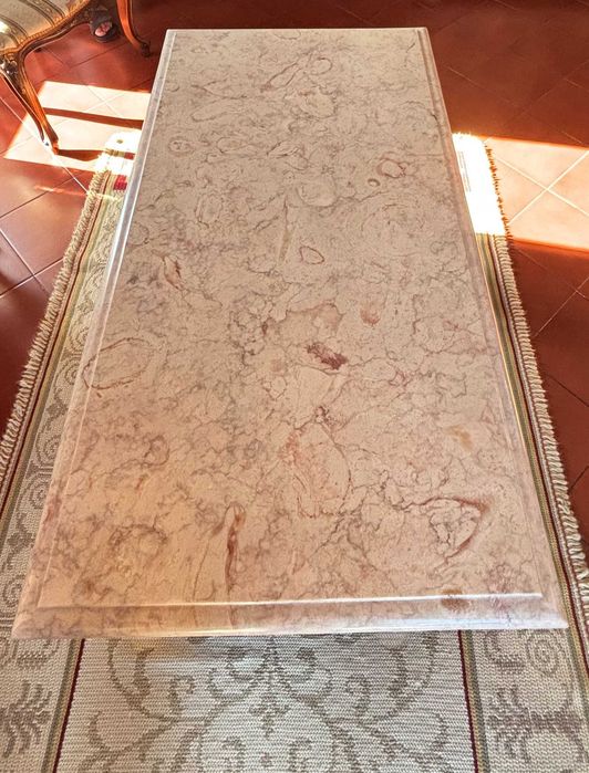 Mesa de centro com tampo mármore
