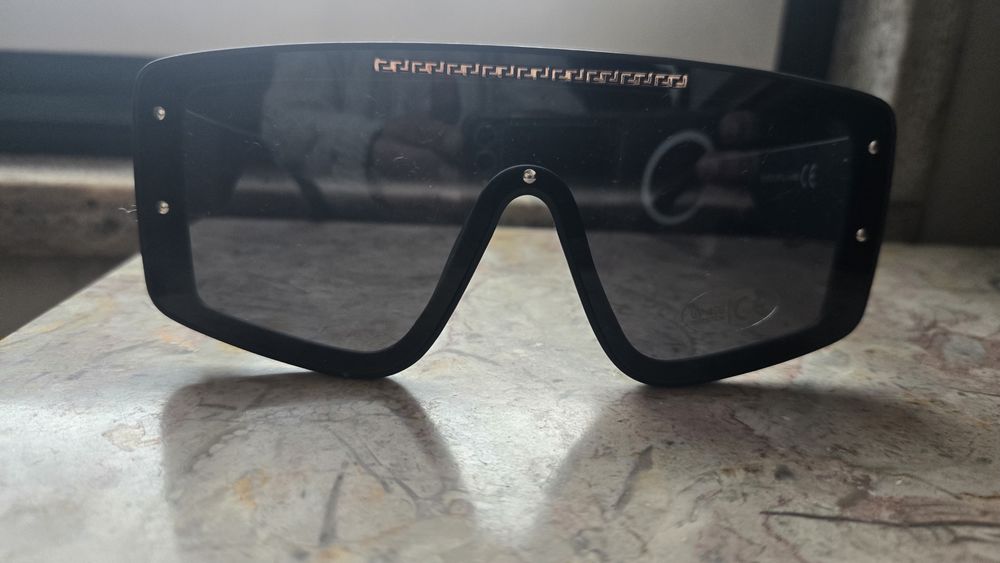 4 pares de óculos de sol