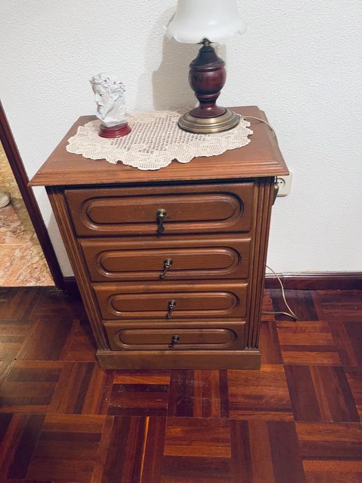 Mobília de quarto , composto por cama, 2 mesas de cabeceira  com gavetas e uma cómoda com espelho e gavetas