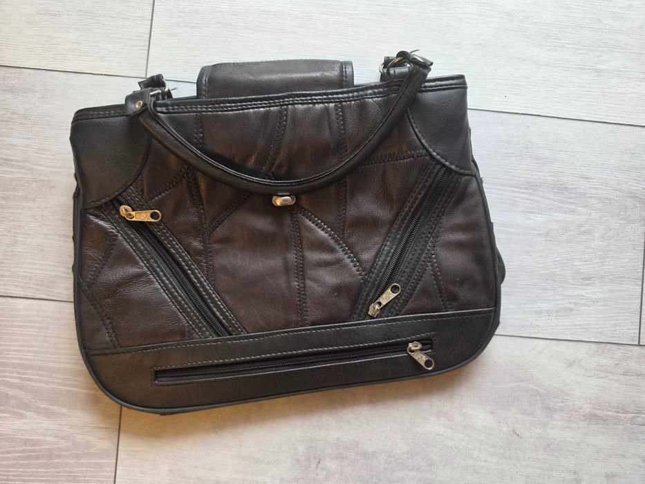 Damska torebka skórzana w kolorze czarnym