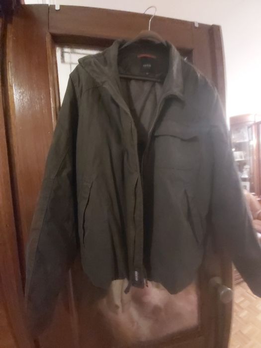 20€ Vendo cada blusão  guess e mike davis