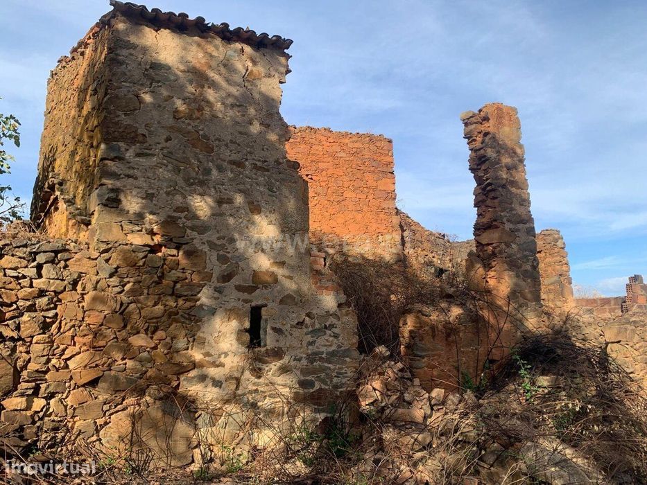 Terreno com ruina T4 / Fundão, Freixial